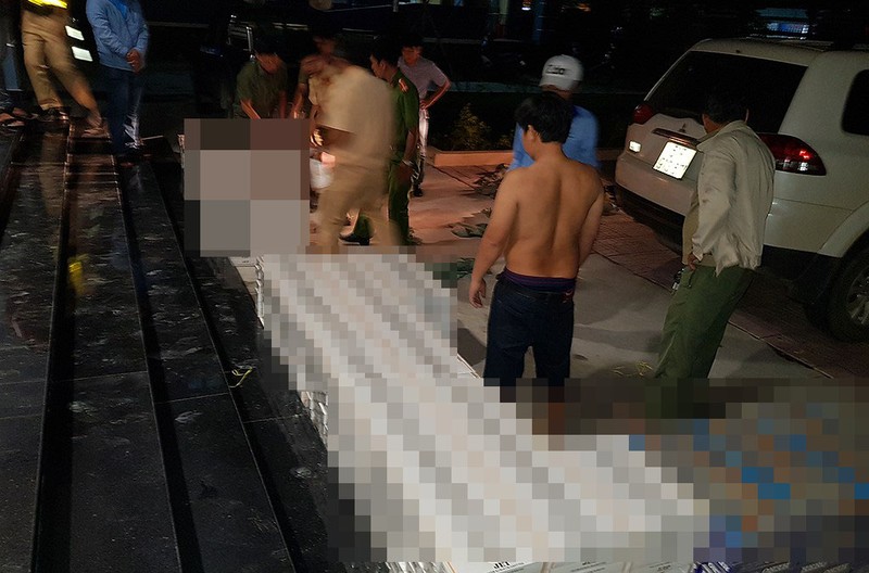 CSGT lục tung bãi cỏ bắt 2 anh em chở thuốc lậu - ảnh 2