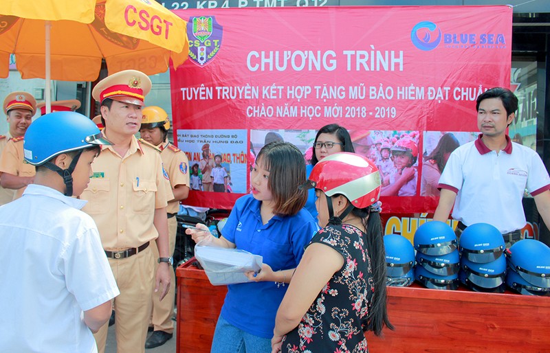 Người dân TP.HCM bất ngờ với món quà miễn phí ý nghĩa từ CSGT - ảnh 1