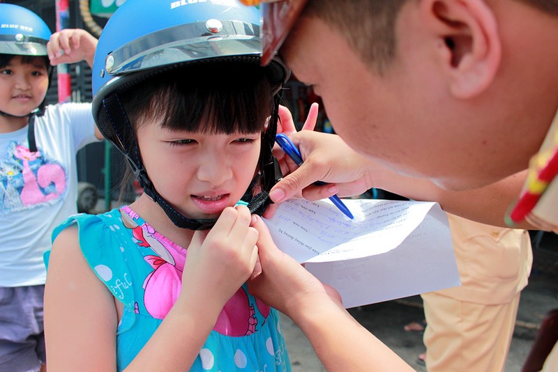 Người dân TP.HCM bất ngờ với món quà miễn phí ý nghĩa từ CSGT - ảnh 3