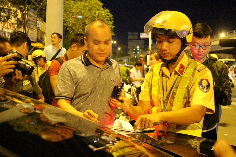 CSGT đối phó với lái xe say rượu - ảnh 2