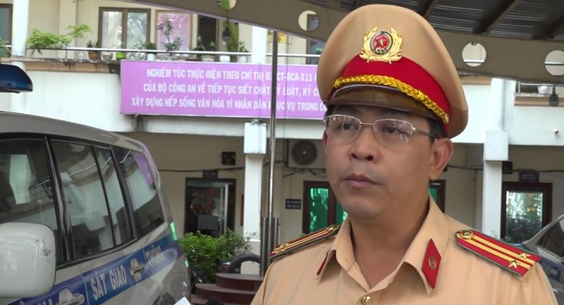 CSGT đối phó với lái xe say rượu - ảnh 1