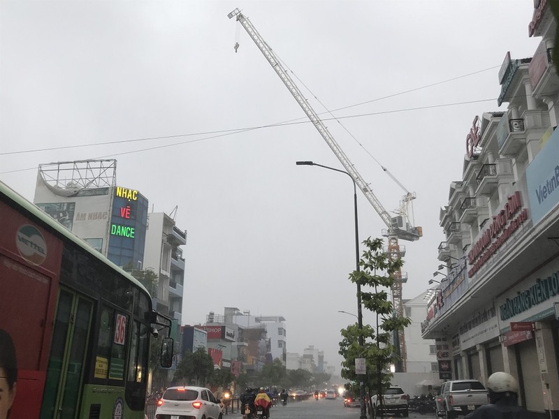 TP.HCM: Cần cẩu 20m vắt vẻo ngang đường giữa trời mưa lớn - ảnh 1
