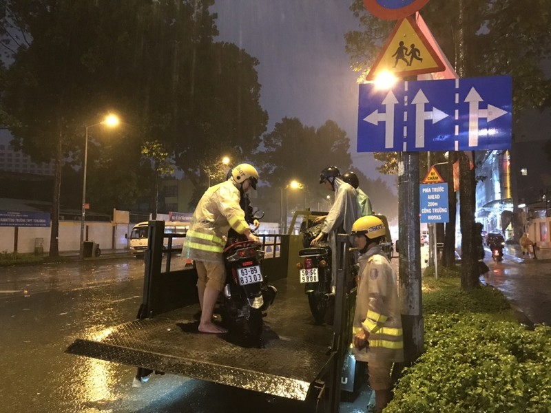 TP.HCM: CSGT rải quân toàn thành phố cứu nguy điểm ngập - ảnh 2