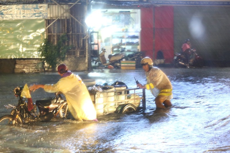 CSGT TP.HCM bì bõm giúp dân thoát khỏi vùng ngập - ảnh 4