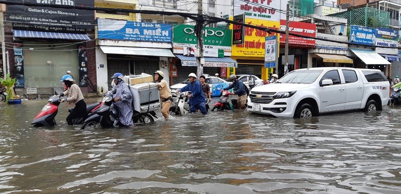 CSGT TP.HCM bì bõm giúp dân thoát khỏi vùng ngập - ảnh 1