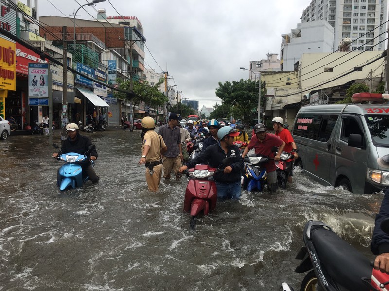 CSGT TP.HCM bì bõm giúp dân thoát khỏi vùng ngập - ảnh 3