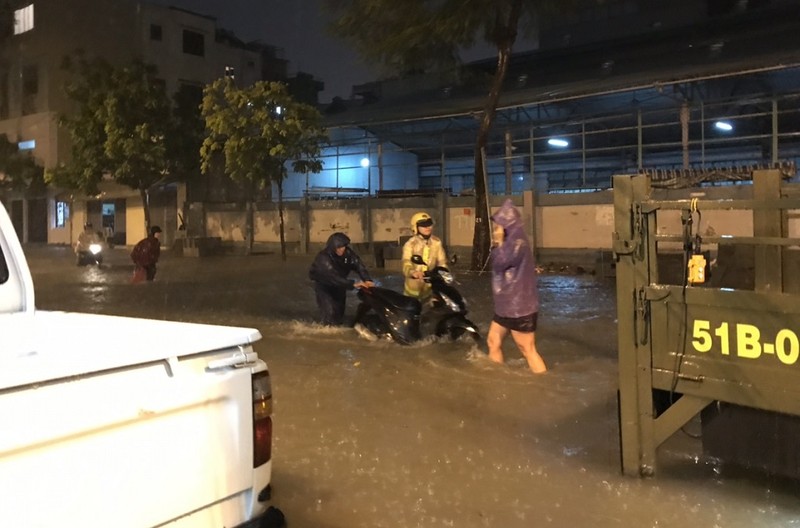 CSGT TP.HCM bì bõm giúp dân thoát khỏi vùng ngập - ảnh 7
