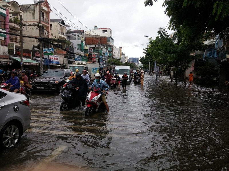 Xe cứu thương bì bõm giữa dòng nước gần Bến xe Miền Đông - ảnh 6