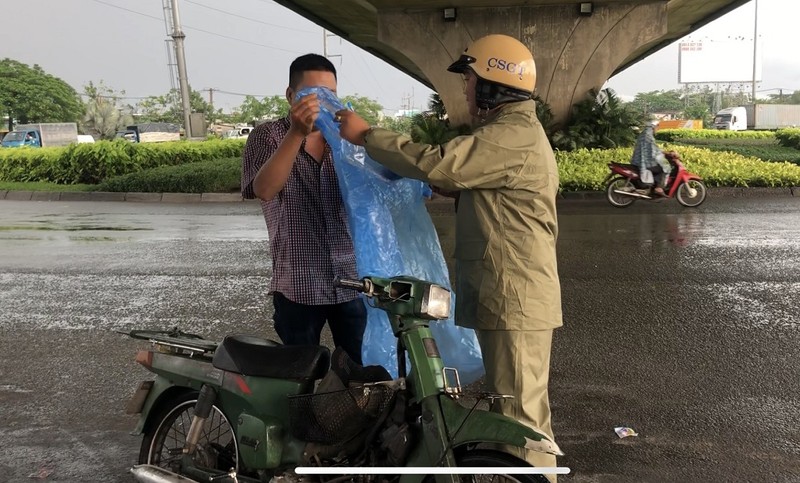 CSGT tặng áo cho dân vì cơn mưa lớn bất ngờ - ảnh 2