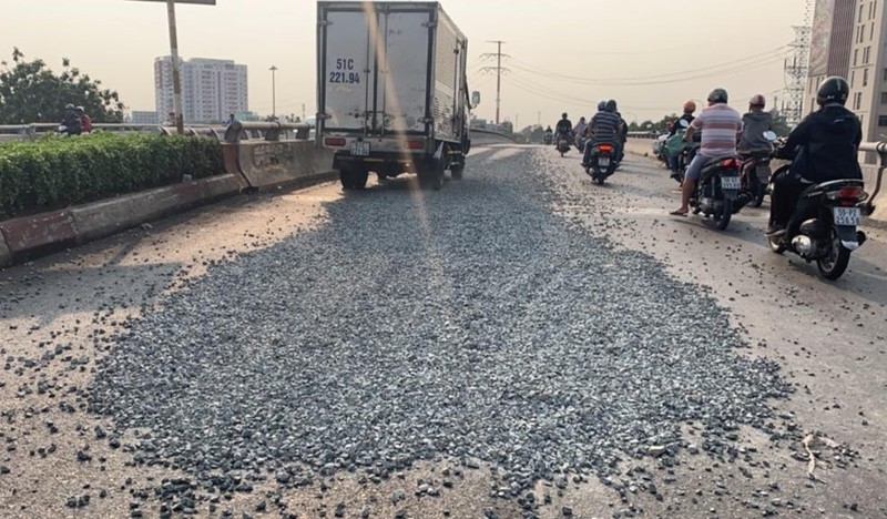 Xe tải vô danh thả đá sỏi tràn cầu vượt Quang Trung - ảnh 1