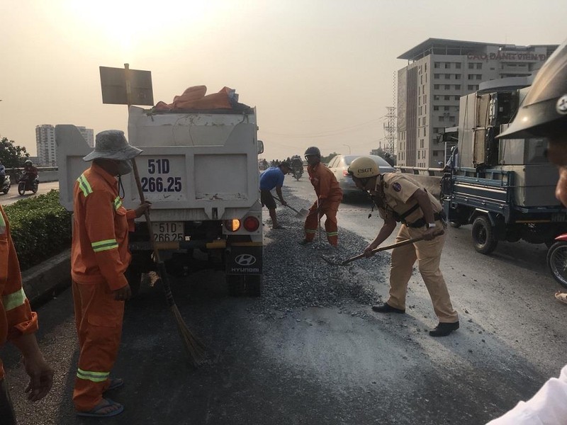 Xe tải vô danh thả đá sỏi tràn cầu vượt Quang Trung - ảnh 2