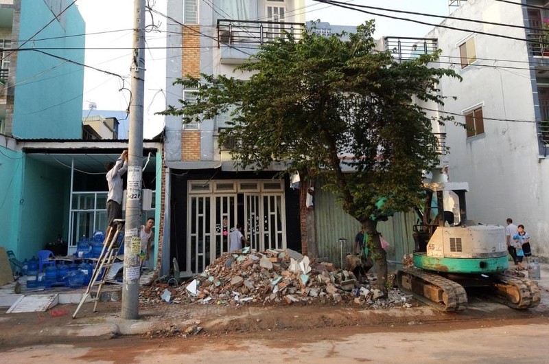 4 nhà bị container tông ở Bình Tân được hỗ trợ 8 triệu đồng - ảnh 1