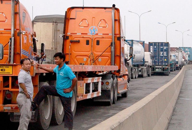CSGT 'nhức đầu' vì xe container cũng… chết máy - ảnh 1