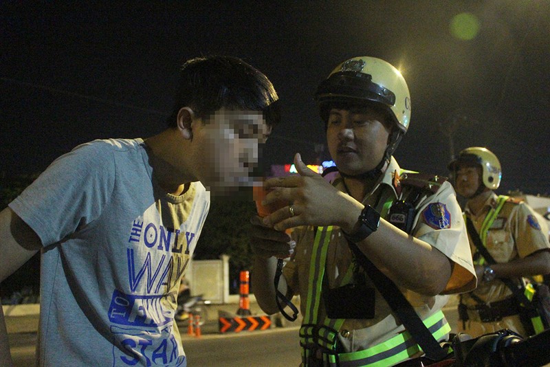 Dân nhậu gọi điện liên tục khi bị CSGT đo nồng độ cồn - ảnh 1
