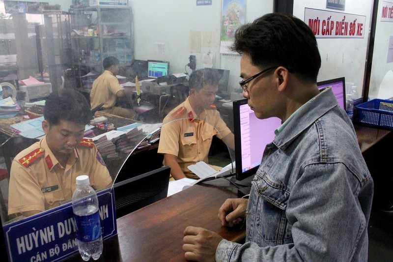 CSGT làm đêm để giải quyết hồ sơ trước Tết cho dân - ảnh 1