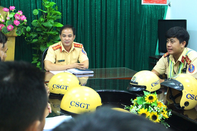 CSGT làm đêm để giải quyết hồ sơ trước Tết cho dân - ảnh 2