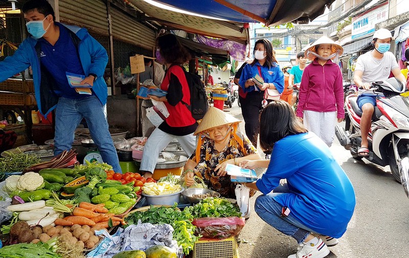 Đoàn phường An Lạc A vào chợ tuyên truyền về dịch COVID-19 - ảnh 1