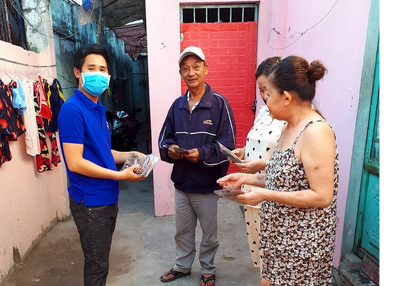 Tặng 5.000 khẩu trang cho 300 phòng trọ ở Bình Tân - ảnh 2