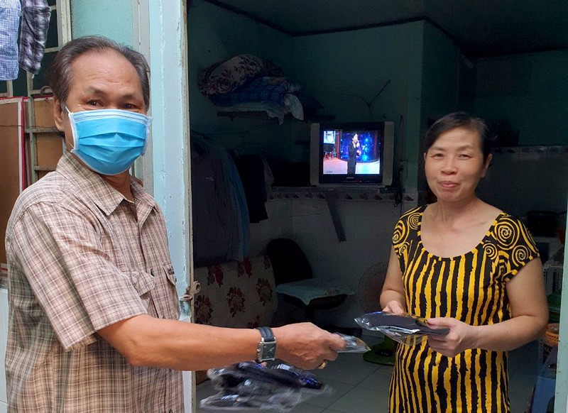 Tặng 5.000 khẩu trang cho 300 phòng trọ ở Bình Tân - ảnh 3