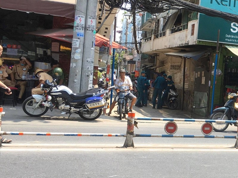 Công an đang phong tỏa một đường ở quận 8 - ảnh 2