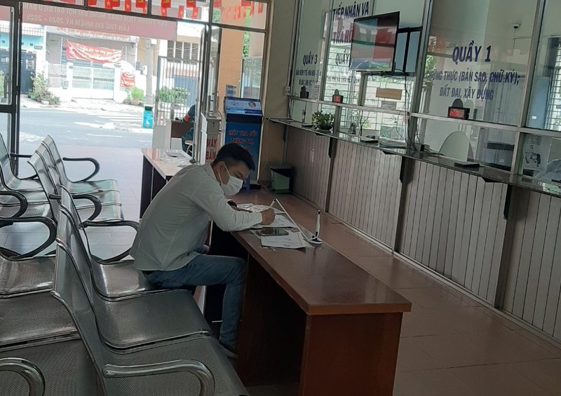 TP.HCM kiểm tra, phạt người không đeo khẩu trang nơi công cộng - ảnh 2