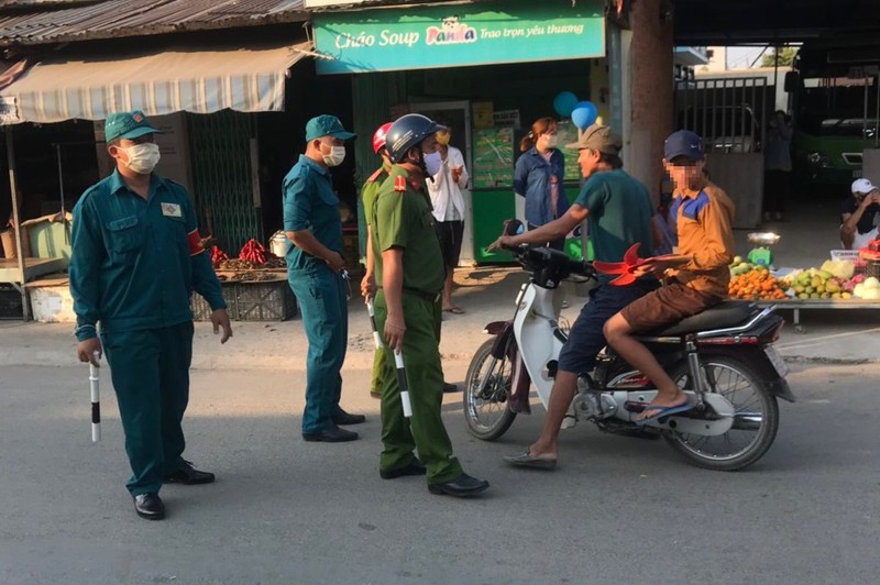 Bình Chánh xử phạt hàng loạt người không đeo khẩu trang - ảnh 1