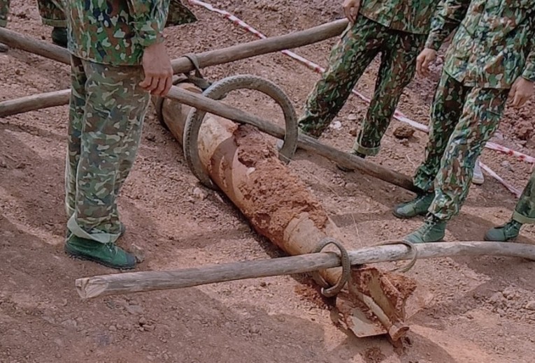 Bà Rịa- Vũng Tàu: Công binh tháo quả bom dài 1,6m - ảnh 1