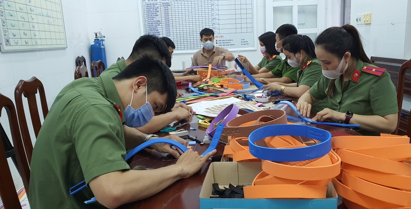 Công an Bà Rịa - Vũng Tàu làm 1.500 kính phòng, chống COVID-19 - ảnh 1