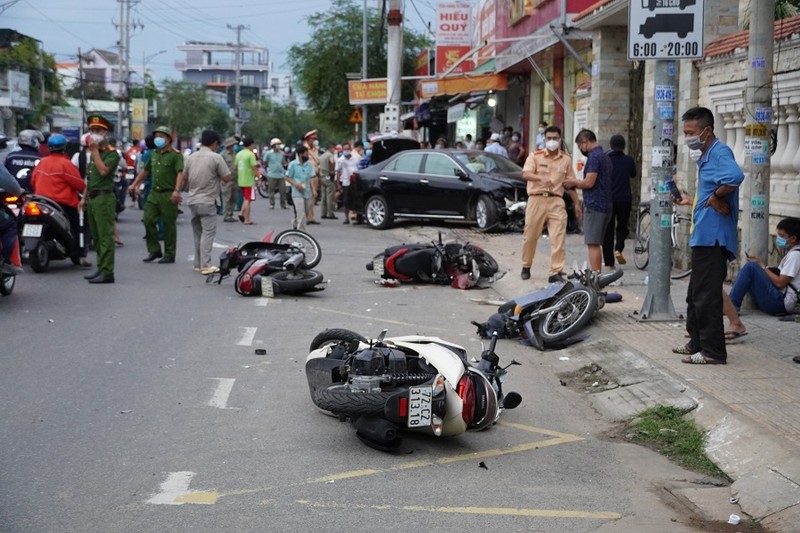 Vũng Tàu: Ô tô tông liên tiếp vào 6 xe máy, nhiều người bị thương - ảnh 1