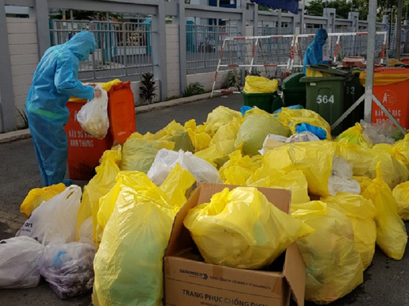 Nỗi lo của công nhân thu gom rác thải mùa dịch COVID-19 - ảnh 1