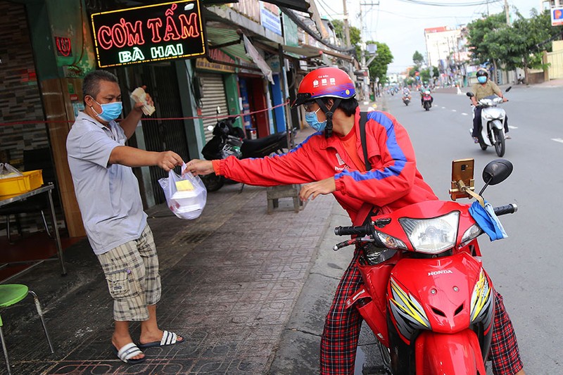 Hàng quán mở bán online nhưng phí giao hàng quá cao - ảnh 1