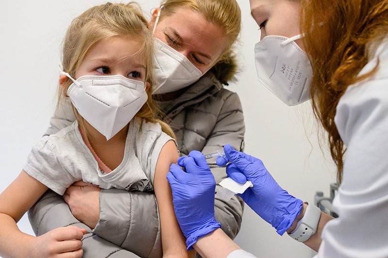 Châu Âu gấp rút tiêm vaccine cho trẻ 5-11 tuổi phòng Omicron - ảnh 1