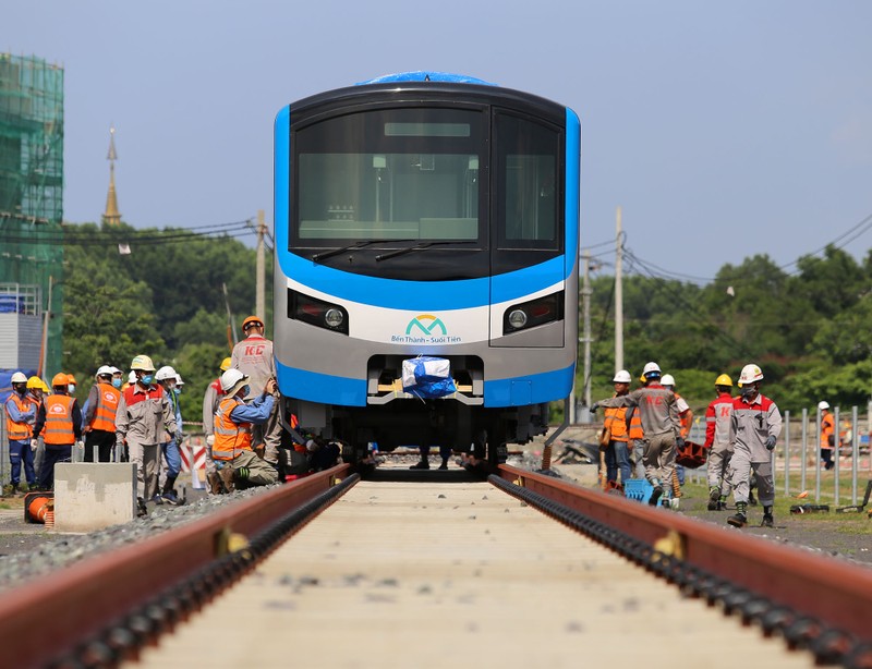 Đội nắng lắp đặt tàu metro lên đường ray tại depot Long Bình - ảnh 10