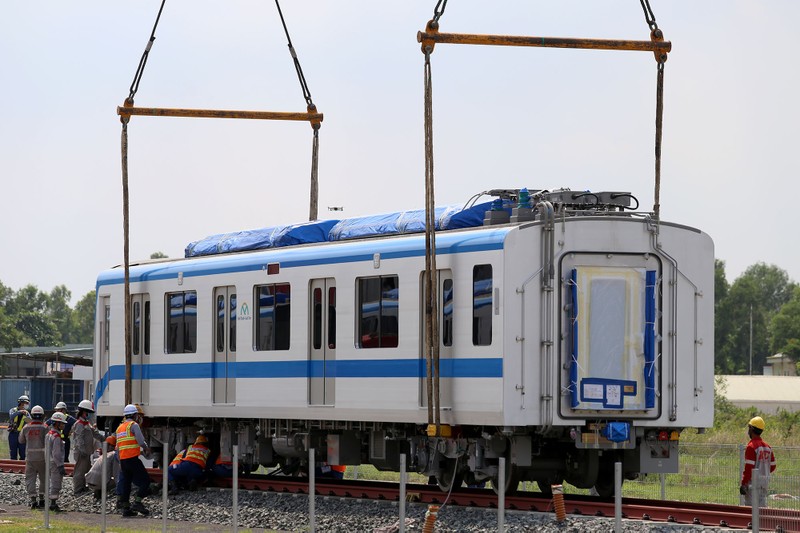 Đội nắng lắp đặt tàu metro lên đường ray tại depot Long Bình - ảnh 5