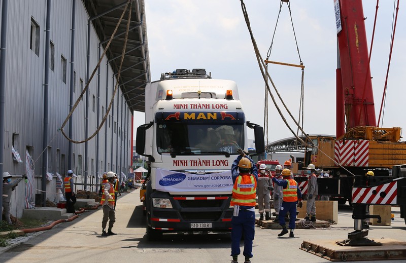 Đội nắng lắp đặt tàu metro lên đường ray tại depot Long Bình - ảnh 1