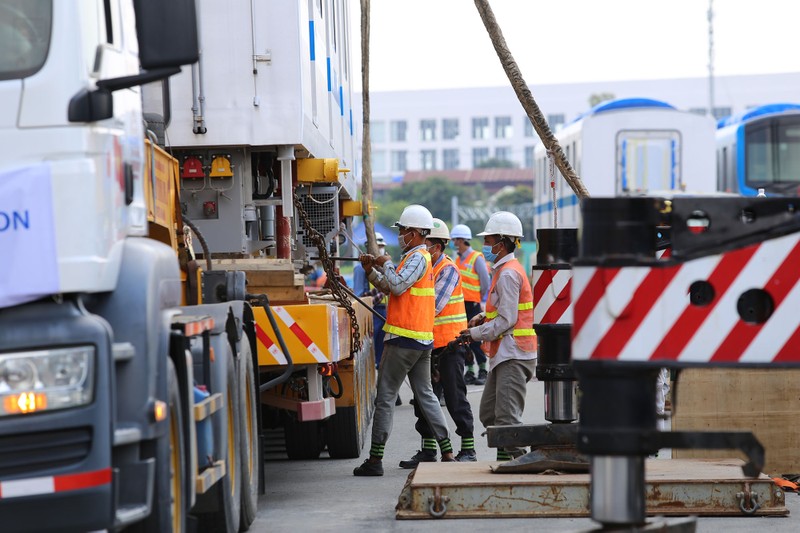 Đội nắng lắp đặt tàu metro lên đường ray tại depot Long Bình - ảnh 2