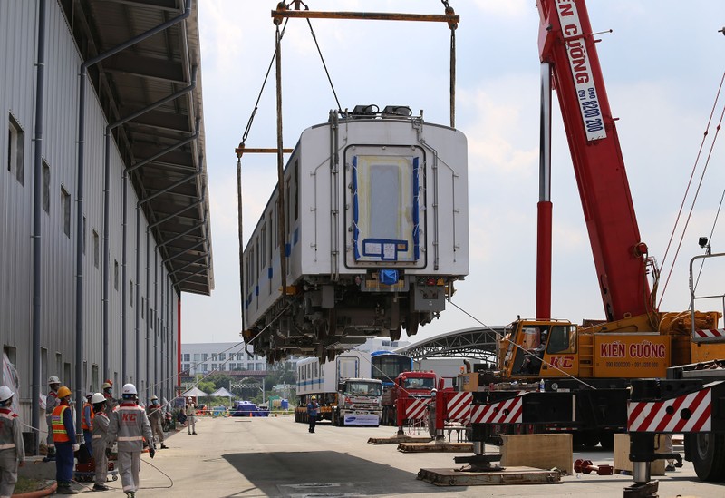 Đội nắng lắp đặt tàu metro lên đường ray tại depot Long Bình - ảnh 3