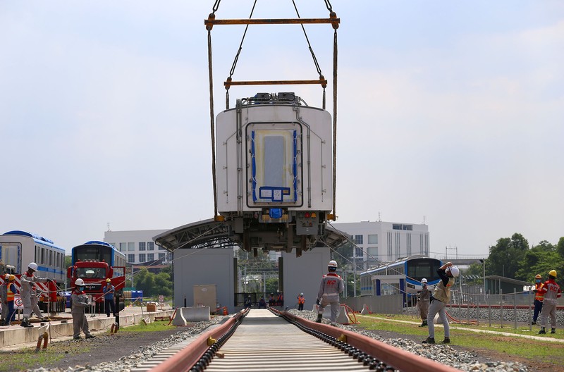 Đội nắng lắp đặt tàu metro lên đường ray tại depot Long Bình - ảnh 4