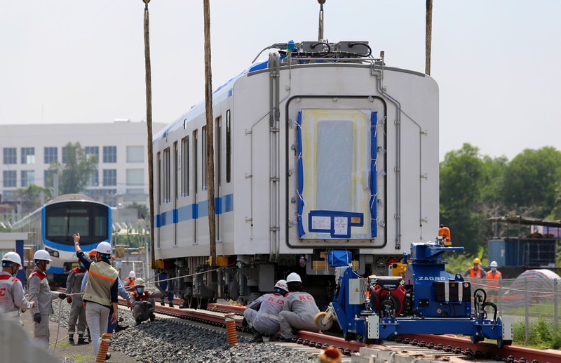 Đội nắng lắp đặt tàu metro lên đường ray tại depot Long Bình - ảnh 6