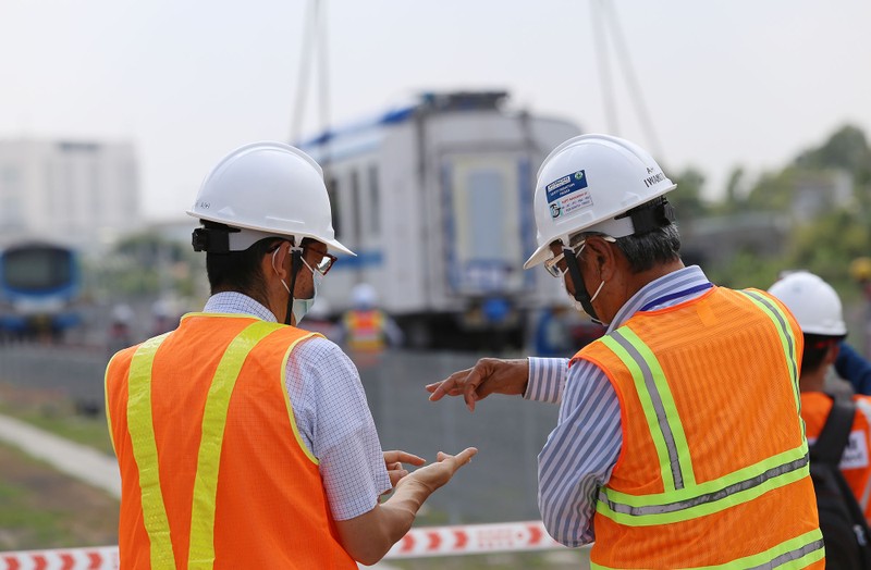 Đội nắng lắp đặt tàu metro lên đường ray tại depot Long Bình - ảnh 7