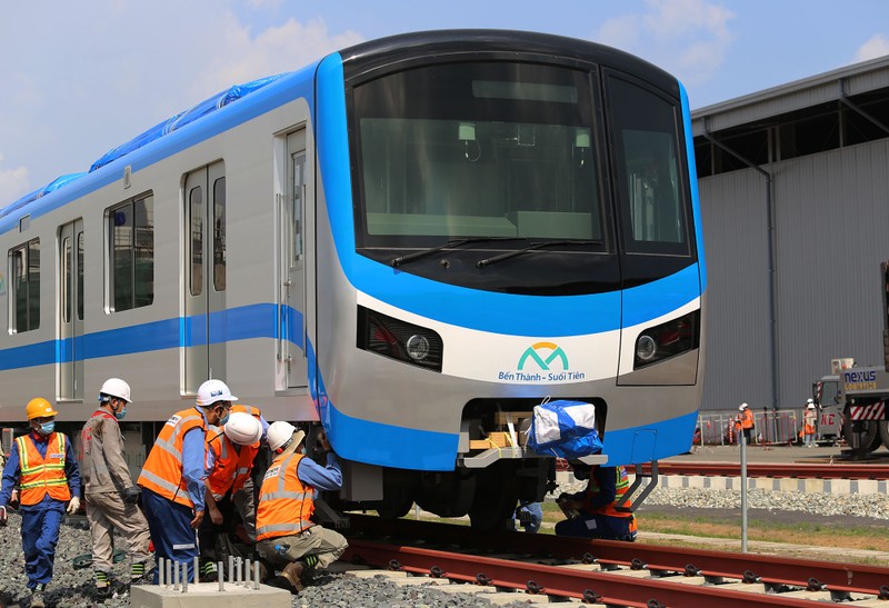 Đội nắng lắp đặt tàu metro lên đường ray tại depot Long Bình - ảnh 8