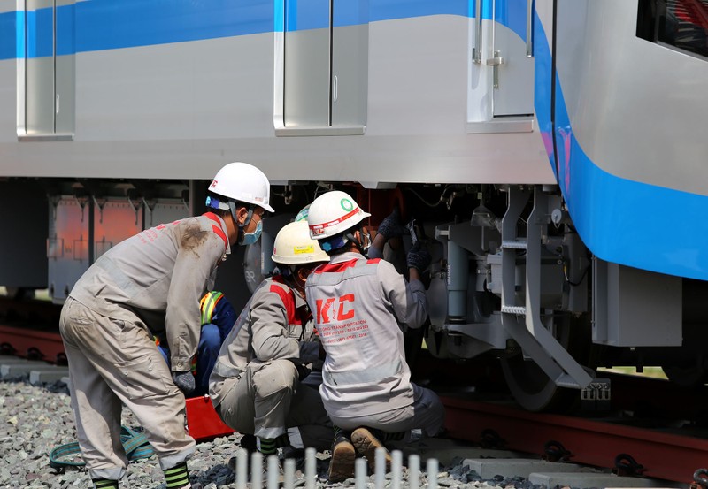 Đội nắng lắp đặt tàu metro lên đường ray tại depot Long Bình - ảnh 9