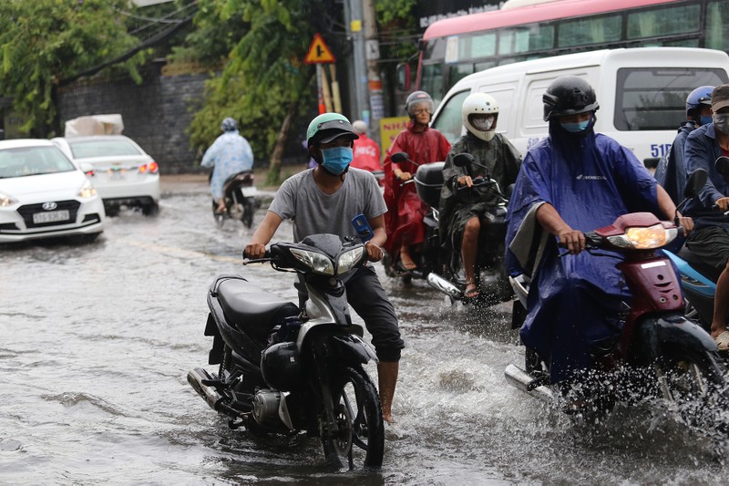 Mưa lớn, nhiều tuyến đường ở TP Thủ Đức lại ngập - ảnh 11