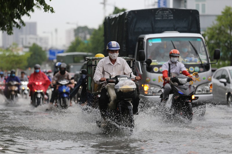 Mưa lớn, nhiều tuyến đường ở TP Thủ Đức lại ngập - ảnh 1