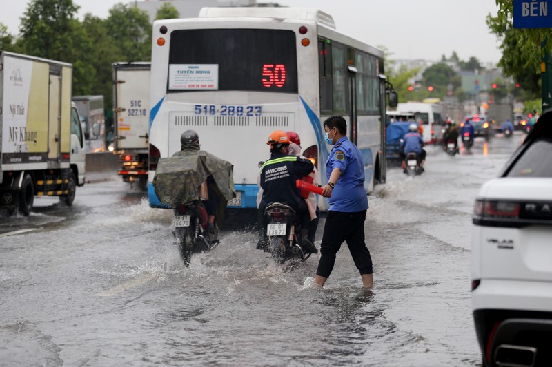 Mưa lớn, nhiều tuyến đường ở TP Thủ Đức lại ngập - ảnh 3