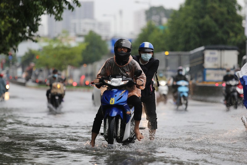 Mưa lớn, nhiều tuyến đường ở TP Thủ Đức lại ngập - ảnh 4