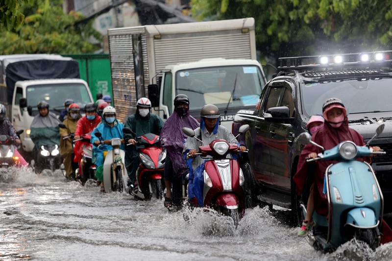 Mưa lớn, nhiều tuyến đường ở TP Thủ Đức lại ngập - ảnh 8