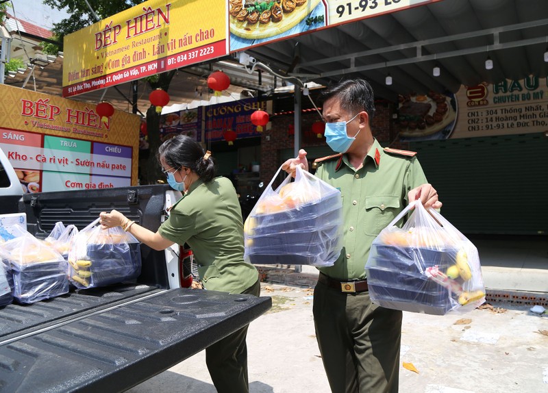 Nấu cơm 'chuẩn nhà hàng' gửi tặng lực lượng chống dịch ở Gò Vấp - ảnh 10