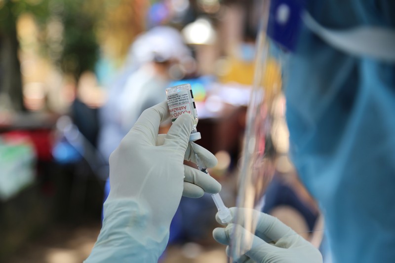 Người dân khu phong tỏa ở TP Thủ Đức mừng rỡ được tiêm vaccine phòng COVID - ảnh 8