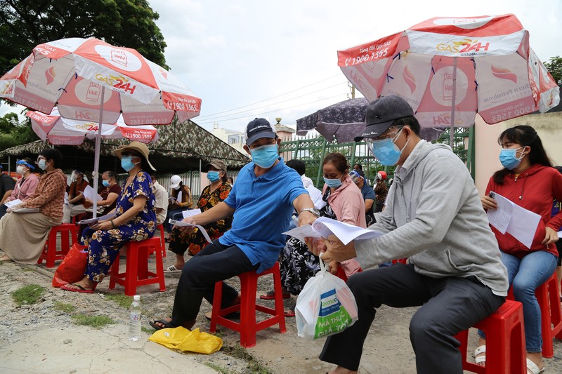 Độc đáo xe tiêm chủng vaccine lưu động cho người cao tuổi ở TP.HCM - ảnh 2